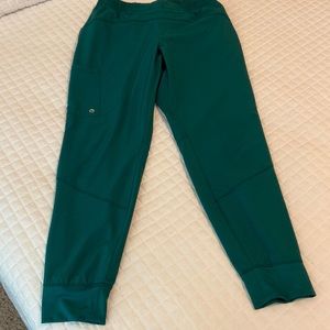 BARCO One Women's Scrub jogger pant; color Hunter Green; size Medium PETITE